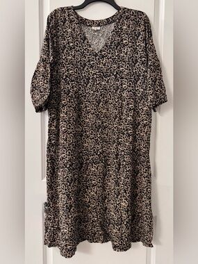 #z280 - B/T ByTavi Black & Tan Floral 3/4 Sleeve V-Neck Tiered Swing Midi Dress